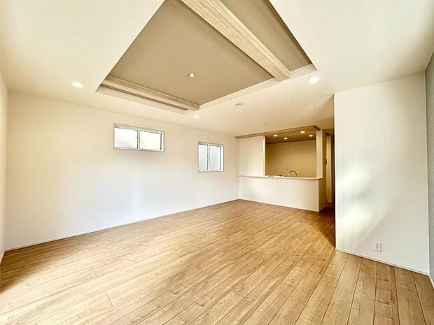 折上天井は立体的な奥行きがあるので、天井が広く見えて開放的な空間を演出できます。  