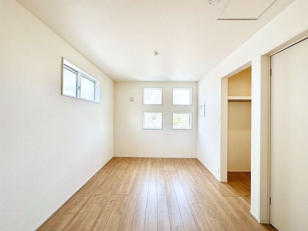 ウォークインクローゼットがあるお部屋。季節ごとの入れ替えも不要で便利です！
