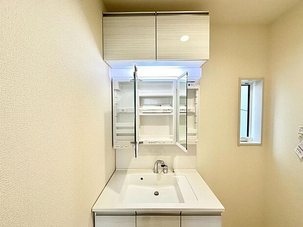 三面鏡の裏に、化粧品や衛生用品などを収納可能。洗面台をすっきりと保ちます!