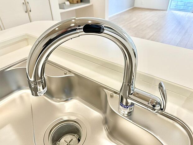 センサーに手をかざすだけで吐水／止水ができるタッチレス水栓。浄水器付き。