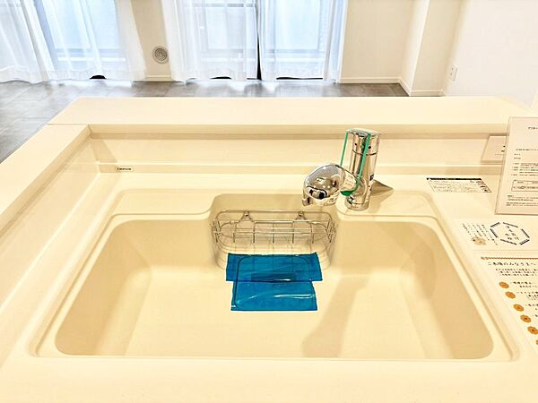広々としたシンクでお料理やお皿洗いもラクラク快適に！
