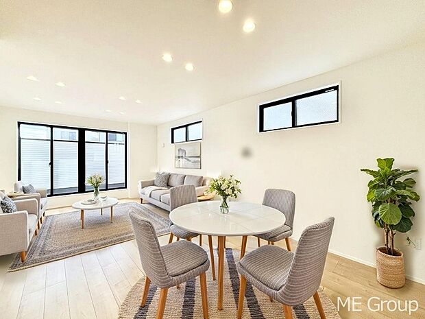 ご家族の賑やかな話し声で包まれる明るいリビング  ※家具はCGです