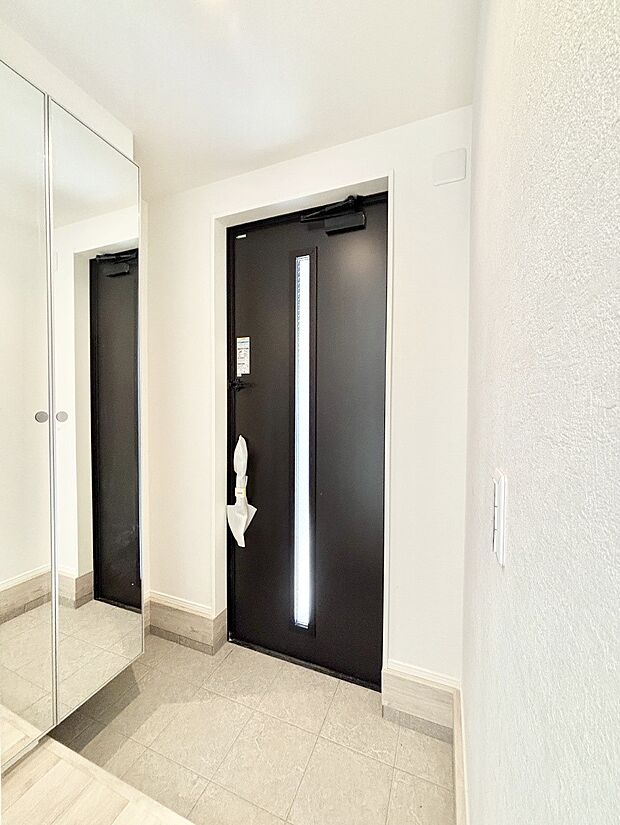 ガラススリットの入った玄関ドアが室内に光を届けてくれます