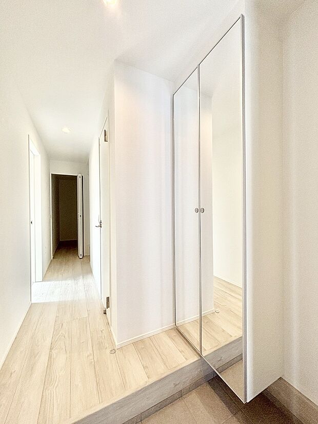 ミラー付きシューズボックスはお出かけ前の身だしなみチェックに便利