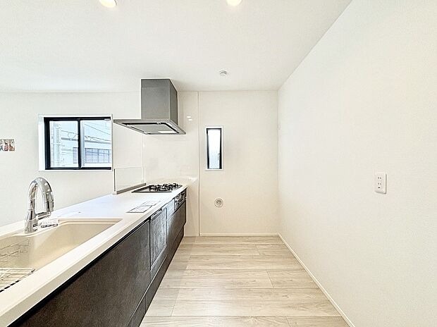 爽やかな風が通り抜けるキッチン。窓があるので明るく換気にも役立ちます。