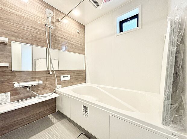 一日の疲れを癒してくれる明るい清潔感のあるバスルーム