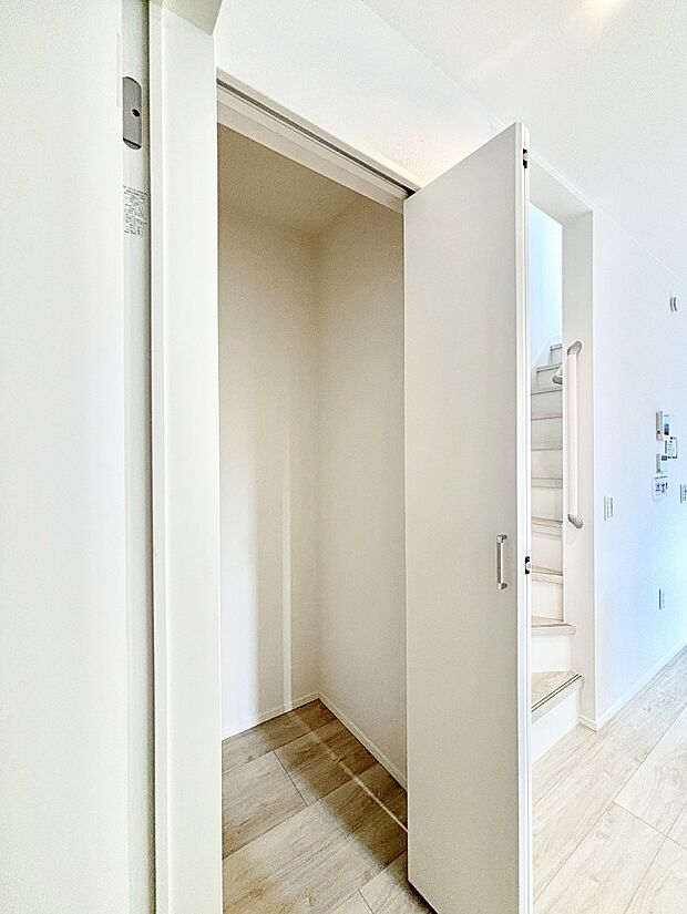 キッチン横の収納はパントリーとしても利用できます