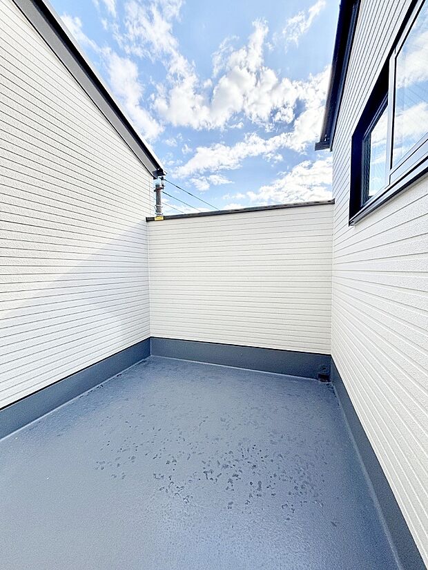 広々バルコニーでお洗濯物が気持ちよく乾きます。