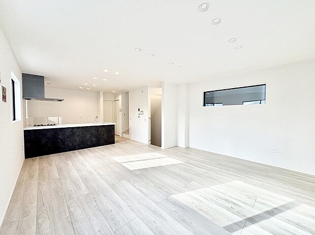 内装「ただいま」「おかえり」家族とのコミュニケーションが深まるリビングイン階段があります。