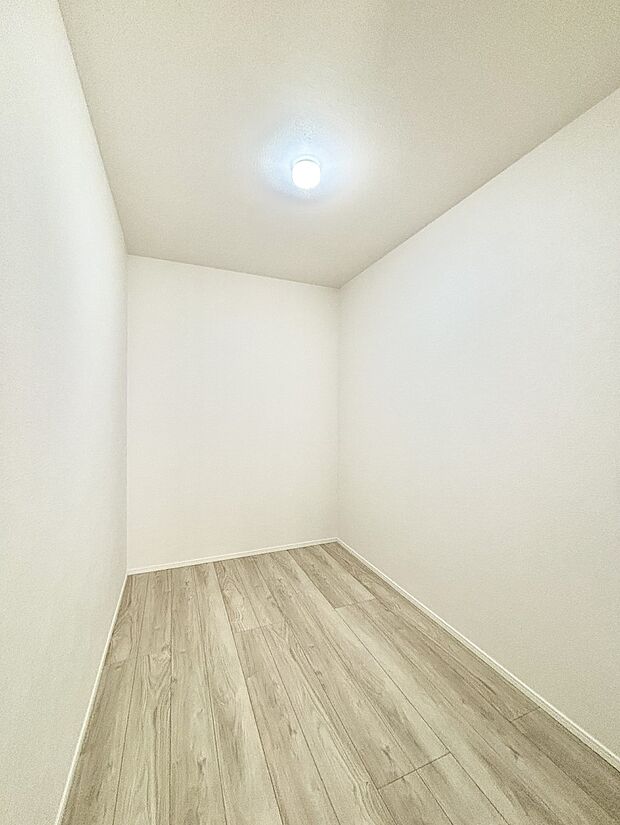 洋室のWIC。奥行きがあるので厚手の衣類もすっきり収まります。