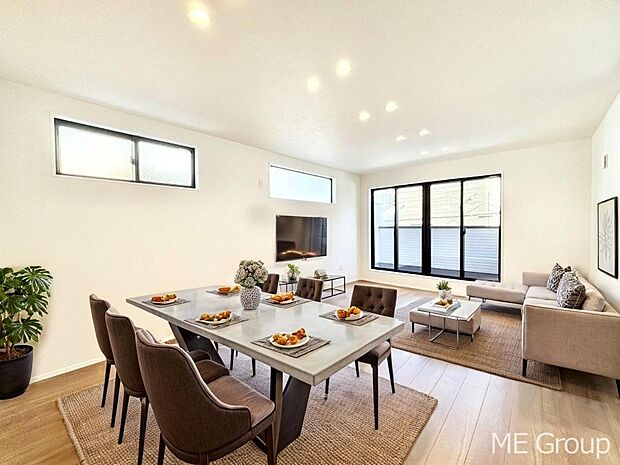 ご家族の賑やかな話し声で包まれる明るいリビング  ※家具はCGです