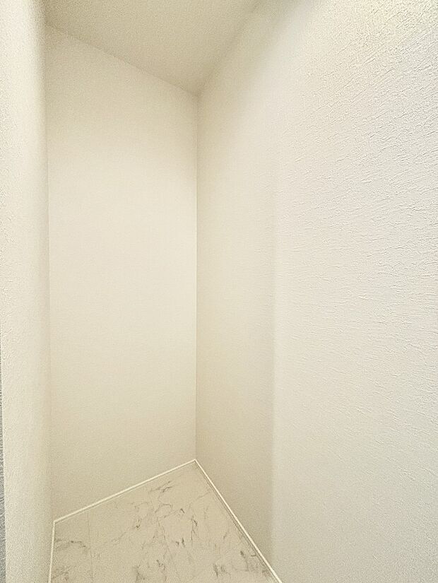 洗面所には洗剤のストックやタオルなどの収納に便利なリネンスペース付きです。