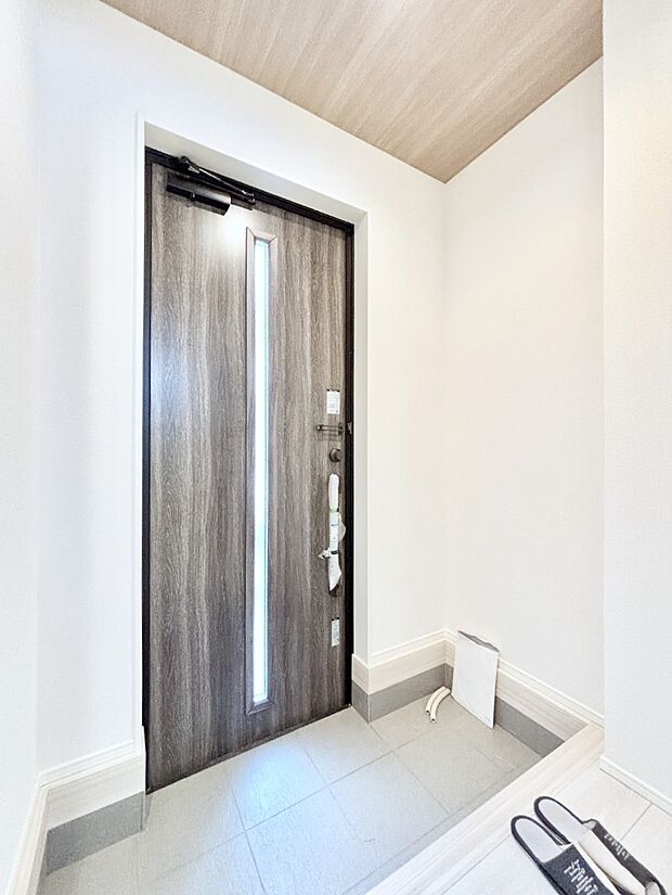 ガラススリットの入った玄関ドアが室内に光を届けてくれます