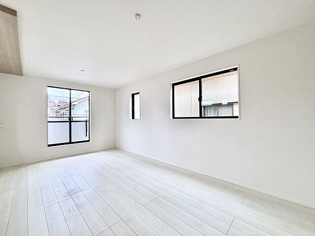 明るい陽光が注ぎ、寛ぎの雰囲気に満たされるリビング・ダイニング。 