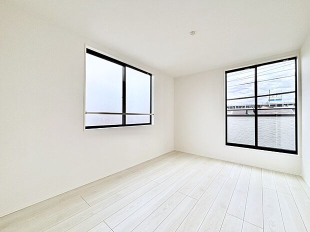 窓からのやさしい光が心地よいプライベートルーム  