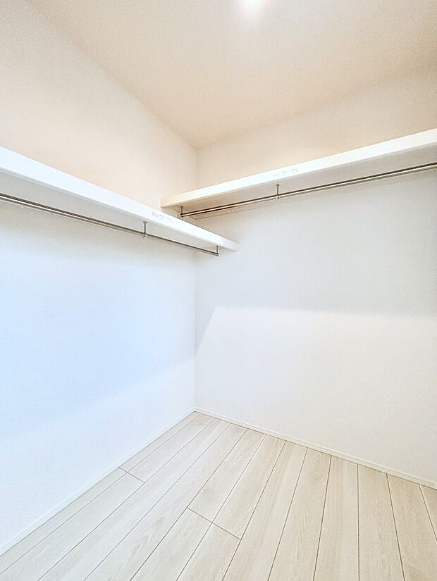 ウォークインクローゼット付きで生活空間を広く利用できます。