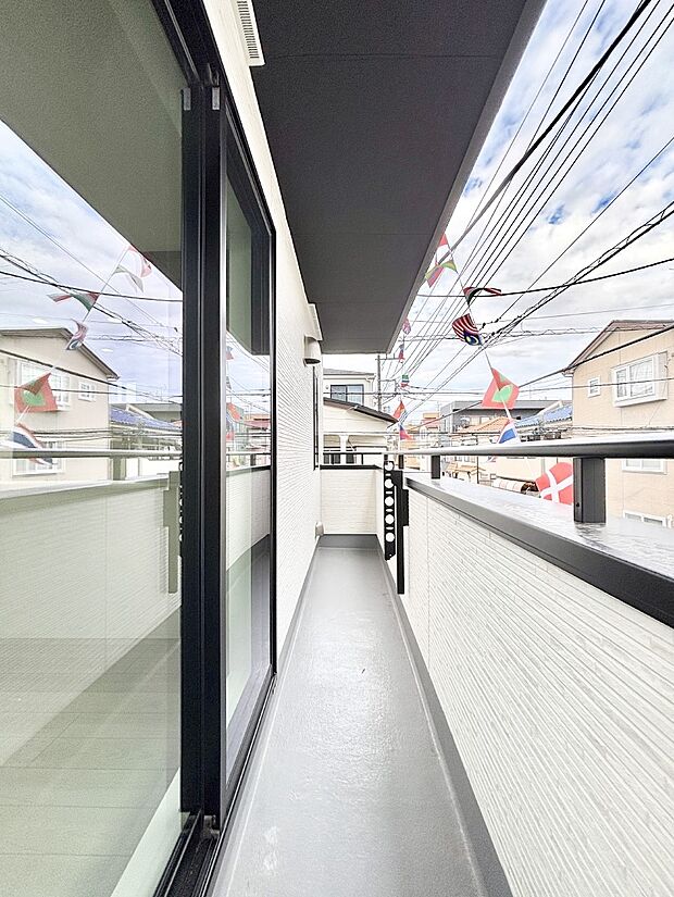 暖かな陽光が降り注ぐバルコニーはお洗濯におすすめ。爽やかな風も心地よいです。 