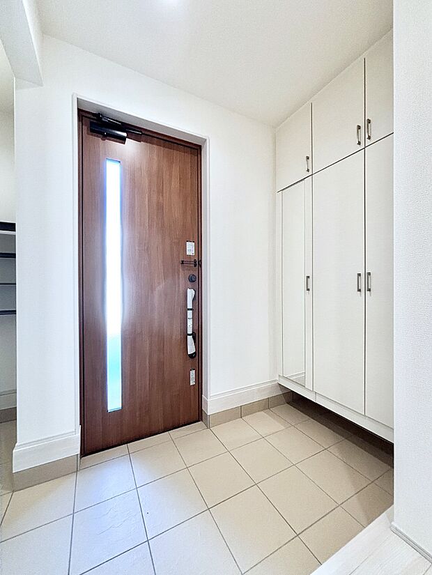 天井まである玄関収納で、家族全員の靴もすっきり収納!