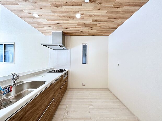 爽やかな風が通り抜けるキッチン。窓があるので明るく換気にも役立ちます。