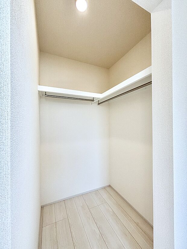 ウォークインクローゼット付きで生活空間を広く利用できます。