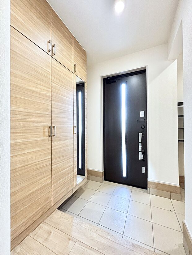 天井まである玄関収納で、家族全員の靴もすっきり収納!