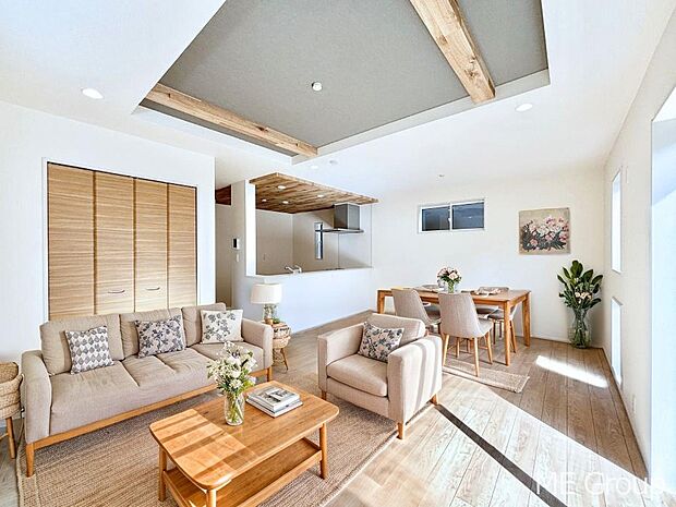 ご家族の賑やかな話し声で包まれる明るいリビング ※家具はCGです