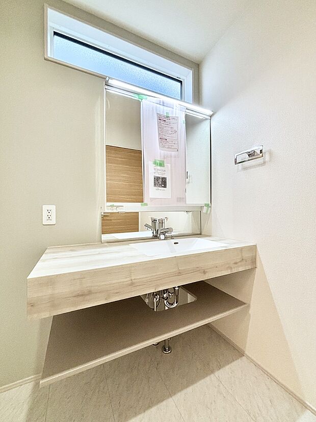 大きく見やすい三面鏡で清潔感ある洗面台は、身だしなみチェックや肌のお手入れにおすすめです。