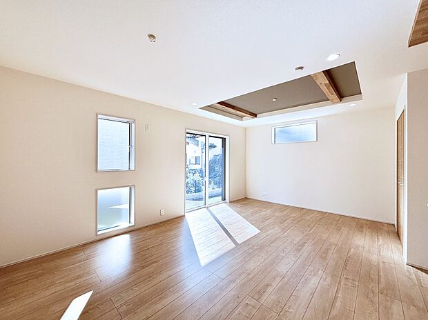 折り上げ天井はは立体的な奥行きがあるので、天井が広く見えて開放的な空間を演出できます。