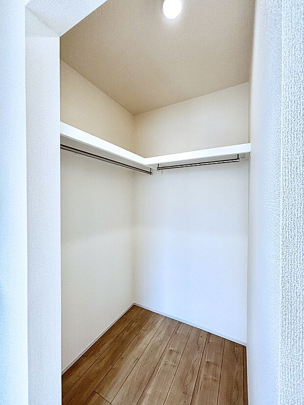 ウォークインクローゼット付きで生活空間を広く利用できます。