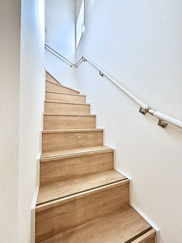 安全性を考慮し階段には手すりを設置しています