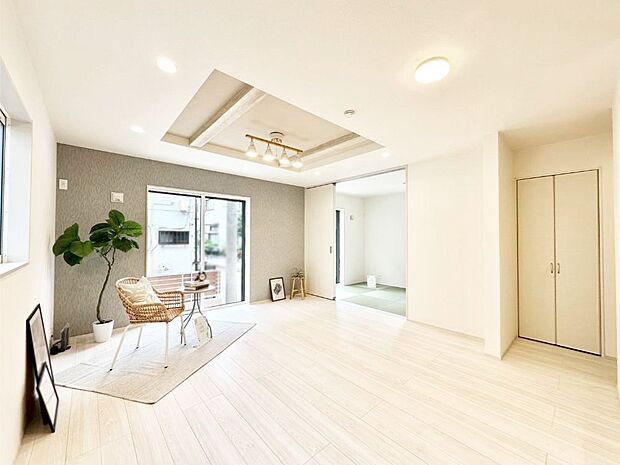 大きな窓からたっぷりの陽光と風を感じられるリビング