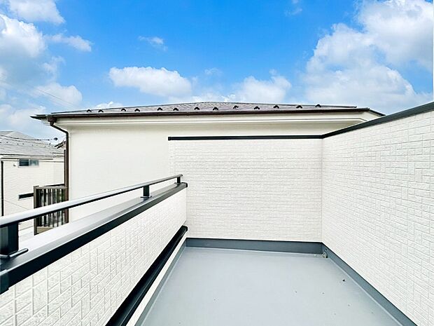 開放感あるサービスバルコニー