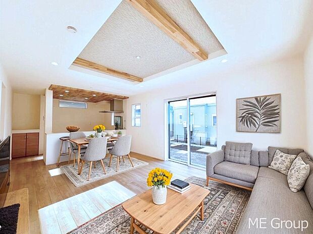 ご家族の賑やかな話し声で包まれる明るいリビング ※家具はCGです