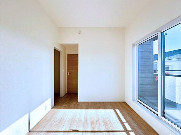 明るいバルコニーサイドに洋室を設置。目覚めの良い寝室に。