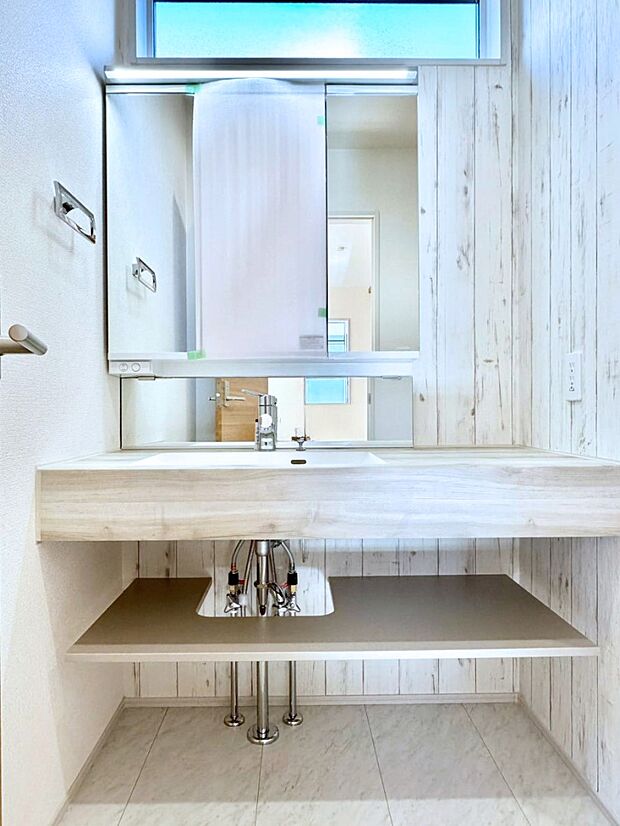 大きく見やすい三面鏡で清潔感ある洗面台は、身だしなみチェックや肌のお手入れにおすすめです。