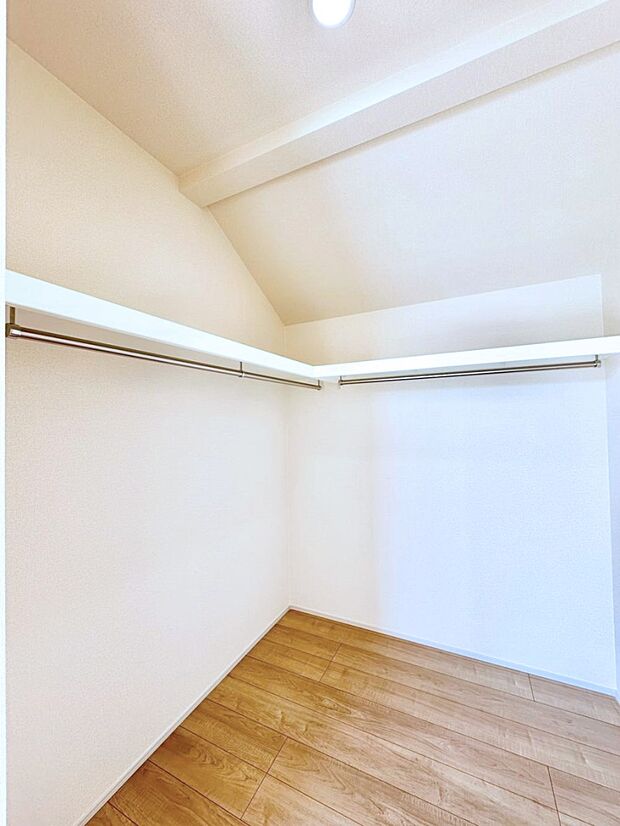 ウォークインクローゼット付きで生活空間を広く利用できます。