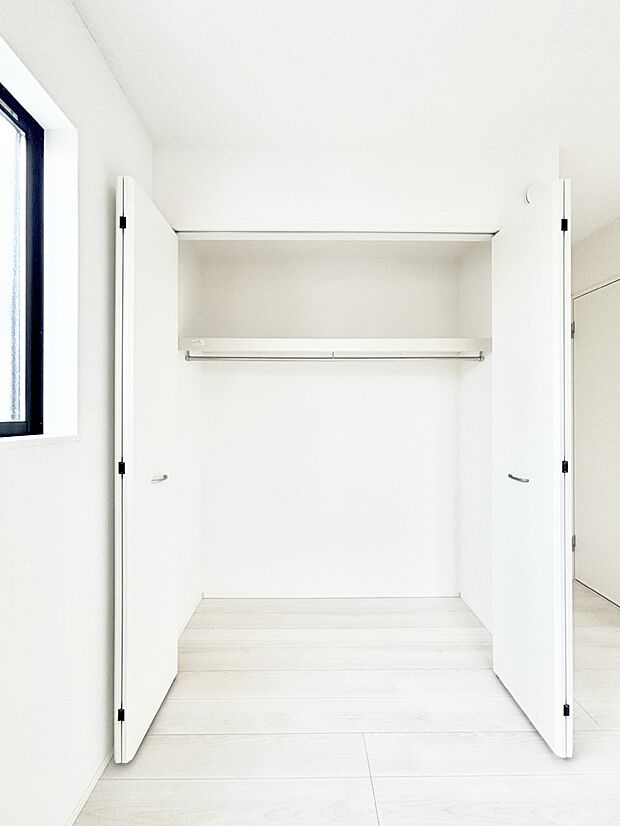 洋室のクローゼット。奥行きがあるので厚手の衣類もすっきり収まります。