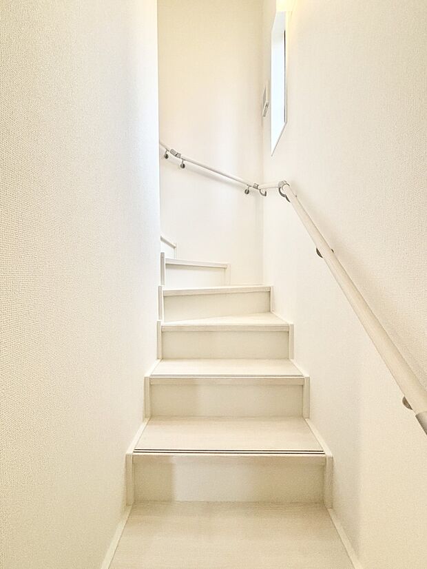 安全性を考慮し階段には手すりを設置しています