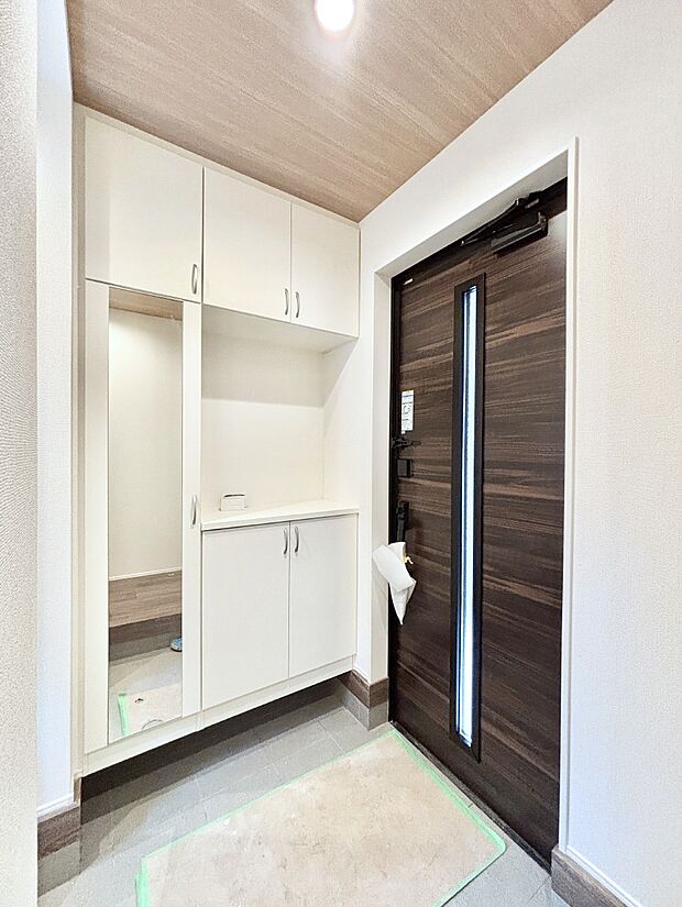 飾り棚を利用して、お越しいただくお客様をおもてなしできます。