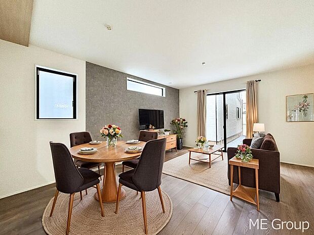 ご家族の賑やかな話し声で包まれる明るいリビング  ※家具はCGです