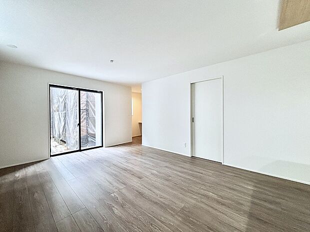 大きな窓からたっぷりの陽光と風を感じられるリビング