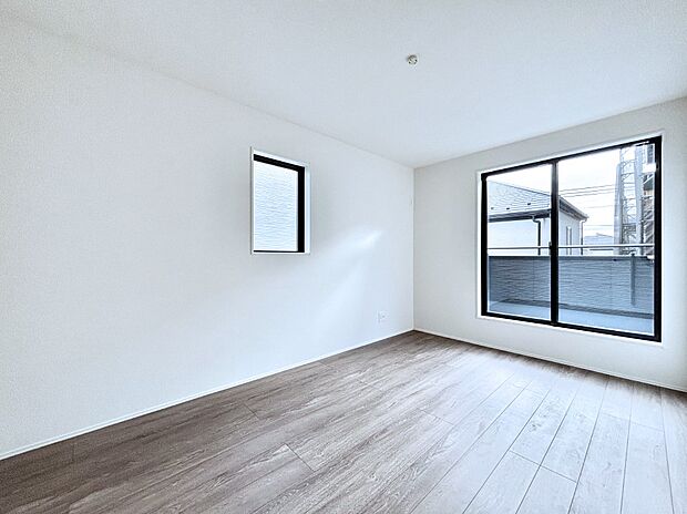 明るいバルコニーサイドに洋室を設置。目覚めの良い寝室に。 