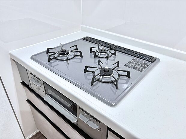 ガスコンロはＳｉセンサー搭載。火力調節や焦げ付き・消し忘れも防いでくれます。