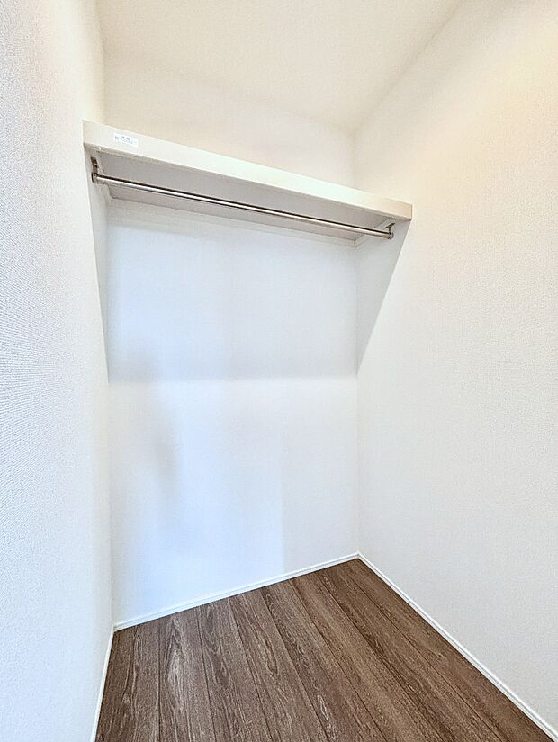 ウォークインクローゼット付きで生活空間を広く利用できます。