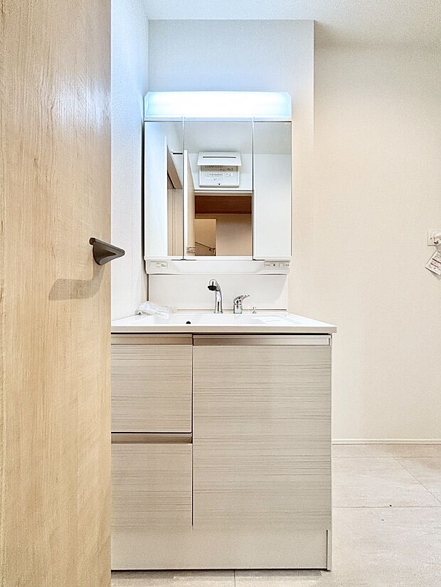 大きく見やすい三面鏡で清潔感ある洗面台は、身だしなみチェックや肌のお手入れにおすすめです。