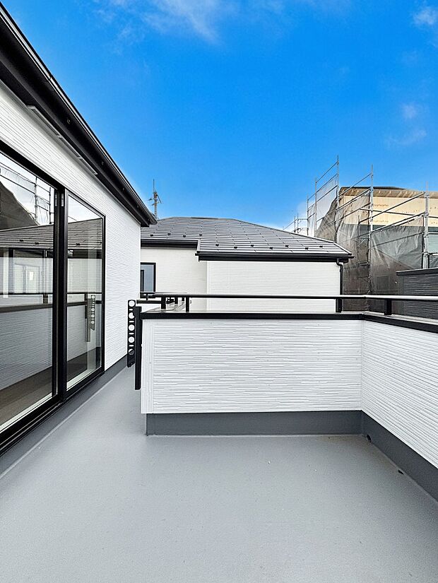 ゆったりバルコニーだから沢山お洗濯ものを干せます。