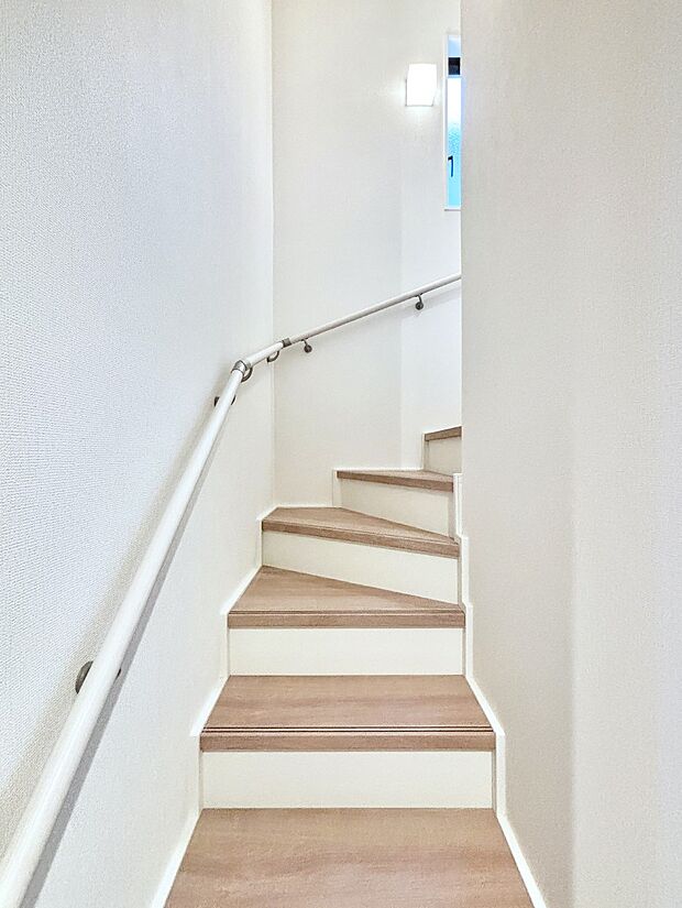 安全性を考慮し階段には手すりを設置しています