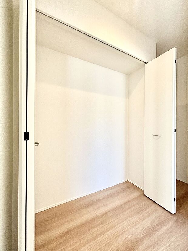 廊下収納。掃除道具や季節の小物を収納することができます。