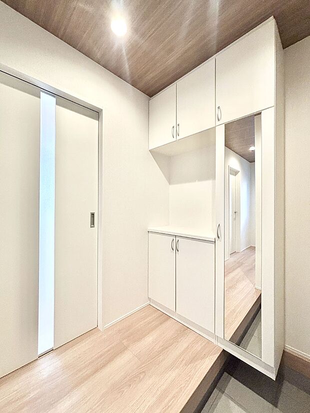 たっぷり収納できるシューズボックスで家族全員の靴も、玄関すっきり。