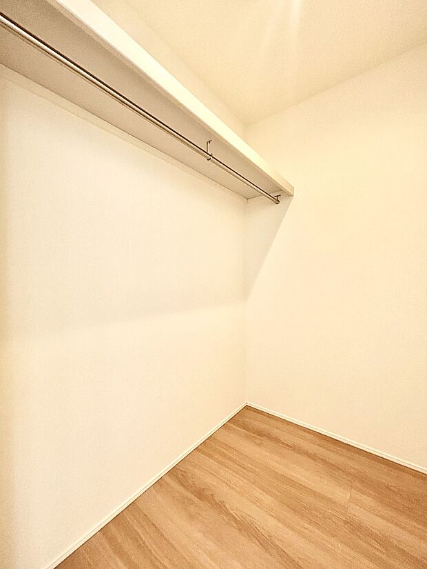 衣類をハンガーに掛けたまま収納できるWIC。衣類の整理整頓がしやすくて便利です！